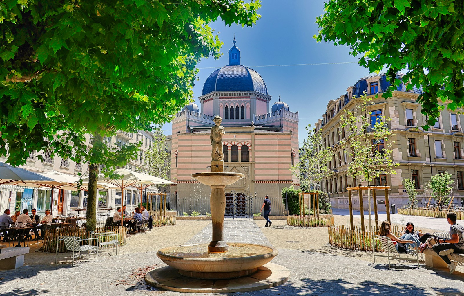 A courtyard with a fountain in the middle of it